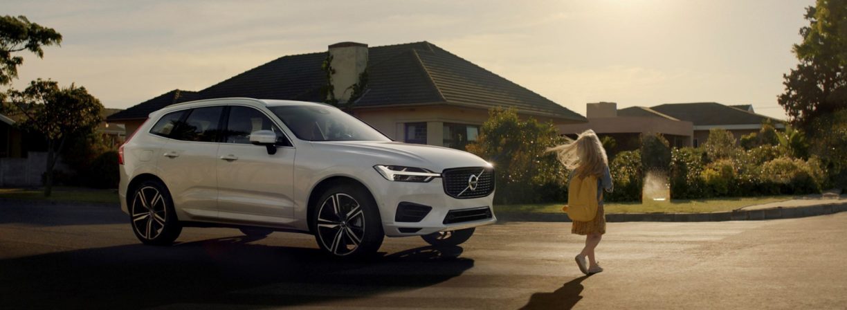 volvo xc60 dziewczynka przejście dla pieszych
