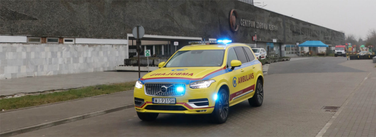 ambulans volvo xc90 przed centrum zdrowia dziecka