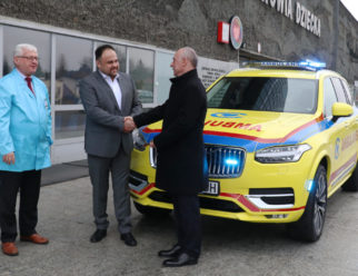 przekazanie ambulansu volvo xc90 dla centrum zdrowia dziecka