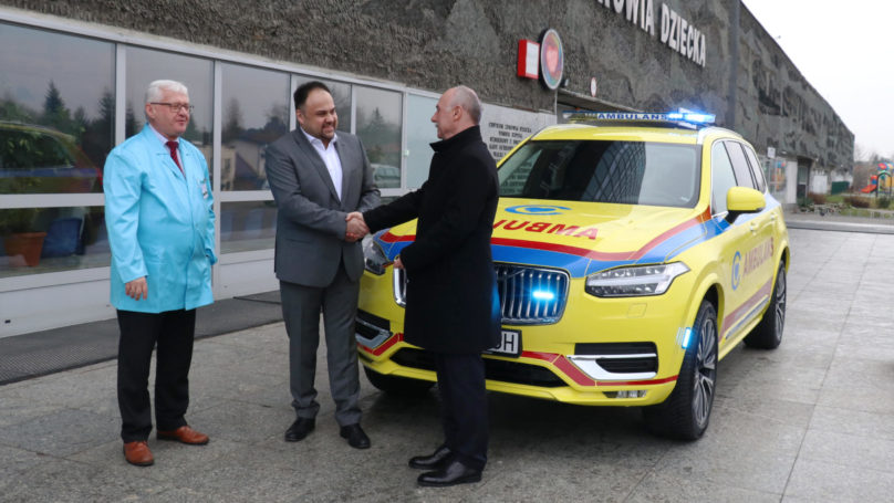 przekazanie ambulansu volvo xc90 dla centrum zdrowia dziecka