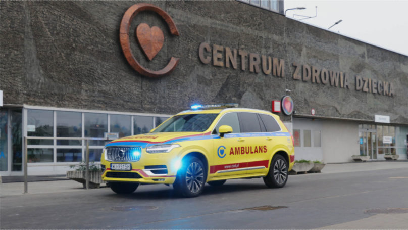 ambulans volvo xc90 przed centrum zdrowia dziecka